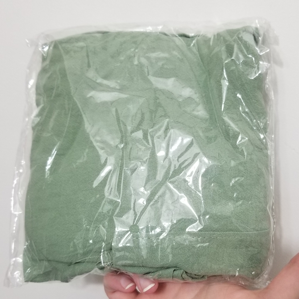 Green apron with pockets, no waist-tie needed - Picture 1 of 5